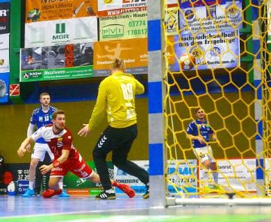 Tom Skroblien Essen overcomes goalkeeper Vilius Rasimas Aue Handball 2 Liga 2018 19 EHV Aue TUSEM Essen 32 33 am 1 3 2019 EHV Aue TUSEM Essen