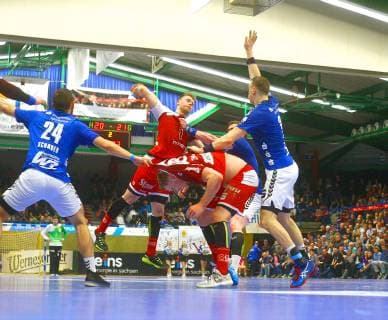 Luca Witzke Essen in front of litter pulls Franz Schauer Aue on Tim Zechels jersey Essen right Kevin Roch Aue Handball 2 Liga 2018 19 EHV Aue TUSEM Essen 32 33 on 1 3 2019 EHV Aue TUSEM Essen