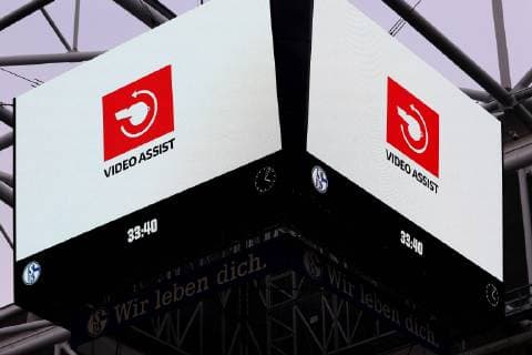 Der Videowürfel zeigt an. das der Videoschiedsrichter sich gemeldet hat beim BL-Spiel (Saison 2018 19) FC Schalke 04 - Fortuna Düsseldorf. Copyright: Thomas Pakusch *** The video cube shows that the video referee has registered for the BL game season 2018 19 FC Schalke 04 Fortuna Düsseldorf Copyright Thomas Pakusch