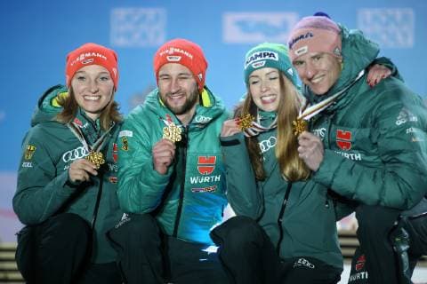 Sport Bilder des Tages NORDIC SKIING - FIS Nordic World Ski Championships Seefeld 2019 SEEFELD,AUSTRIA,02.MAR.19 - NORDIC SKIING, Ski jumping Skispringen Ski nordisch - FIS Nordic World Ski Championships, Medal Plaza, award ceremony, mixed team event, normal hill. Image shows Katharina Althaus, Markus Eisenbichler, Juliane Seyfarth and Karl Geiger (GER). GEPAxpictures xPhilippxBrem