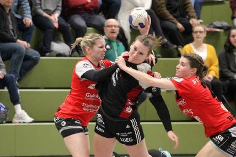 4 Isa Sophia Roesike BSV 18 Benitta Quattlender TGN li 22 Julia Bauer TGN re Handball 2 HBF TG Nuertingen vs BSV Sachsen Zwickau 2019 03 02 Handball 2 HBF TG Nuertingen vs BSV Sachsen Zwickau Nuertingen Copyright: xEIBNER SebastianxBaurx EP_SBAUR