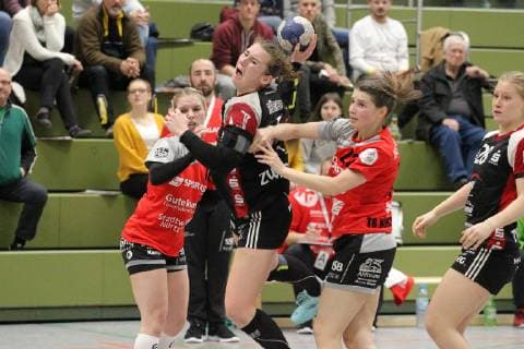 4 Isa Sophia Roesike BSV 18 Benitta Quattlender TGN li 22 Julia Bauer TGN re Handball 2 HBF TG Nuertingen vs BSV Sachsen Zwickau 2019 03 02 Handball 2 HBF TG Nuertingen vs BSV Sachsen Zwickau Nuertingen Copyright: xEIBNER SebastianxBaurx EP_SBAUR