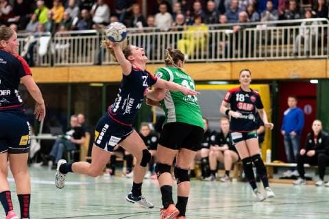 v v li Saskia Putzke SG H2Ku Herrenberg Kuties 21 Rabea Nesslage SV Werder Bremen 13 SG H2Ku Herrenberg Kuties vs SV Werder Bremen Handball 2 Bundesliga Women HBF Season 18 19 02 03 2019 SG H2Ku Herrenberg Kuties vs SV Werder Bremen Handball 2 Bundesliga Women HBF Season 18 19 02 03 2019 Herrenberg Copyright: xEIBNER WolfgangxFrankx EP_WFK