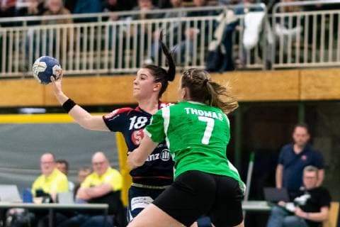 v li Lea Neubrander SG H2Ku Herrenberg Kuties 18 Lena Thomas SV Werder Bremen 07 SG H2Ku Herrenberg Kuties vs SV Werder Bremen Handball 2 Bundesliga Women HBF Season 18 19 02 03 2019 SG H2Ku Herrenberg Kuties vs SV Werder Bremen Handball 2 Bundesliga Women HBF Season 18 19 02 03 2019 Mens Handball Copyright: xEIBNER WolfgangxFrankx EP_WFK