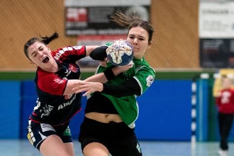 v v li Lea Neubrander SG H2Ku Herrenberg Kuties 18 Merle Heidergott SV Werder Bremen 03 SG H2Ku Herrenberg Kuties vs SV Werder Bremen Handball 2 Bundesliga Women HBF Season 18 19 02 03 2019 SG H2Ku Herrenberg Kuties vs SV Werder Bremen Handball 2 Bundesliga Women HBF Season 18 19 02 03 2019 Herrenberg Copyright: xEIBNER WolfgangxFrankx EP_WFK
