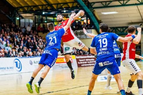 Handball 2 Bundesliga Men Season 2018 2019 Dessau Rosslauer HV 06 Handball Hamburg Kevin Autumn 77 Hamburg Handball on the Ball Philip Jungemann 21 Dessau Rosslauer HV 06 Daniel Schmidt 19 Dessau Rosslauer HV 06 during Season 2018 2019 in the Handball 2 Bundesliga Men between Dessau Rosslauer HV 06 and Handball Hamburg in the Anhalt Arena on 3 March 2019 in Bauhausstadt Dessau Saxony Anhalt Saxony Anhalt Germany