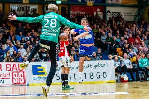 Handball 2 Bundesliga Men Season 2018 2019 Dessau Rosslauer HV 06 Handball Hamburg Jan Zahradnicek 33 Dessau Rosslauer HV 06 throw Aron Edvardsson 28 Hamburg Handball Dominik Axmann 15 Hamburg Handball during Season 2018 2019 in Handball 2 Bundesliga Men between Dessau Rosslauer HV 06 and Handball Hamburg in the Anhalt Arena on 3 March 2019 in Bauhausstadt Dessau Sachsen Anhalt Saxony Anhalt Germany Germany
