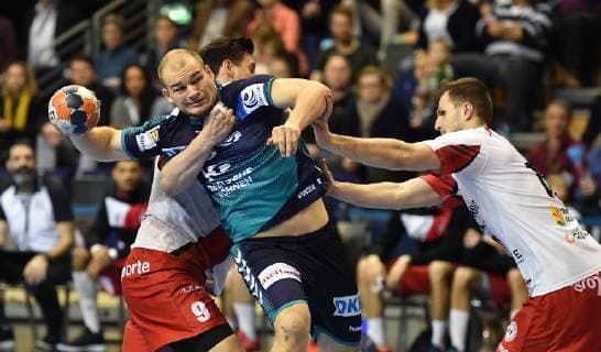 Paul Drux Foxes at the Wiurf left Tomislav Kusan Nr 9 BM Logrono La Rioja right Balint Fekete Nr 15 BM Logrono La Rioja Foxes Berlin ESP BM Logrono La Rioja EHF Cup Mens 2018 2019 Group stage Men men Handball Germany Max Schmeling Halle Berlin 3 3 2019