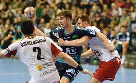 Jacob Tandrup Holm Füchse mikt Ball left Miguel Sanchez Migallon Naranjo Nr 2 BM Logrono La Rioja right Balint Fekete Nr 15 BM Logrono La Rioja Füchse Berlin ESP BM Logrono La Rioja EHF Cup Mens 2018 2019 Group stage Men men men Handball Germany Max Schmeling Halle Berlin 3 3 2019
