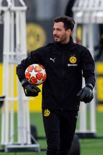 Dortmund Germany 04 03 2019 UEFA Champions League 2018 19 Season Round of 16 Borussia Dortmund Tottenham Hotspur Training Borussia Dortmund Goalkeeper Roman Buerki BVB watching DeFodi053