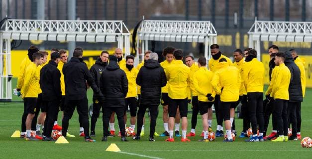 Dortmund Germany 04 03 2019 UEFA Champions League 2018 19 Season Round of 16 Borussia Dortmund Tottenham Hotspur Training Borussia Dortmund Coach Lucien Favre BVB talks to the players DeFodi053