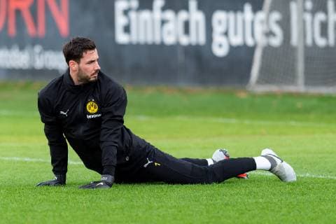 Dortmund Germany 04 03 2019 UEFA Champions League 2018 19 Season Round of 16 Borussia Dortmund Tottenham Hotspur Training Borussia Dortmund Goalkeeper Roman Buerki BVB watching DeFodi053