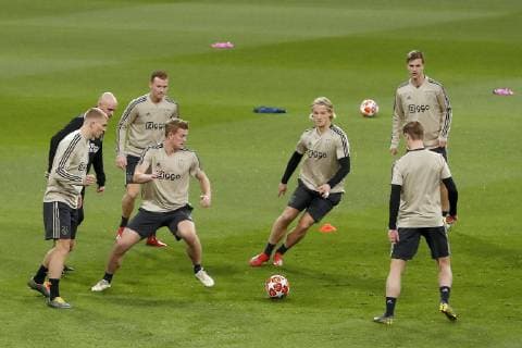 (L-R) Rasmus Kristensen of Ajax, Ajax coach Erik ten Hag, Dani de Wit of Ajax, Matthijs de Ligt of Ajax, Kasper Dolberg of Ajax, Joel Veltman of Ajax, Frenkie de Jong of Ajax during a training session prior to the UEFA Champions League round of 16 match between Real Madrid and Ajax Amsterdam at the Santiago Bernabeu stadium on March 04, 2019 in Madrid, Spain UEFA Champions League 2018 2019 xVIxVIxImagesx xMauricexvanxSteenxIVx 13818109