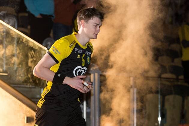 190304 Sävehofs Oskar Sunnefeldt runs into plan during the intro before the handball match in the Handball League between Sävehof and Alingsas on March 4, 2019 in Partille,  Copyright: MICHAELxERICHSEN BB190304MI043