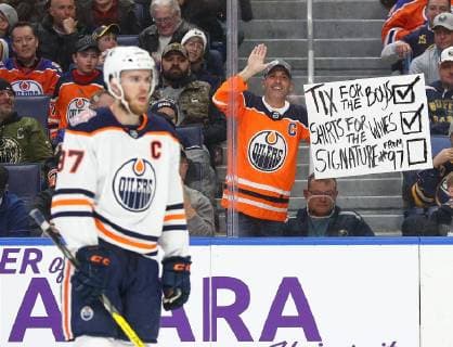 Sport Bilder des Tages March 4, 2019: An Edmonton Oilers fan in Buffalo shows his three wishes to Edmonton Oilers center Connor McDavid (97) during the third period of play in the NHL Eishockey Herren USA hockey game between the Edmonton Oilers and Buffalo Sabres at the KeyBank Center in Buffalo , N.Y. (Nicholas T. LoVerde Cal Media) NHL 2019: Oilers vs Sabres Mar 04 - ZUMAc04_ 20190304_zaf_c04_031 Copyright: xNicholasxT.xLoverdex