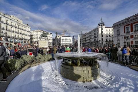 MADRID - 05-03-2019, Real Madrid - Ajax , Champions League season 2018 2019 , Supporters of Ajax in the centre of Madrid . Fountain Supporters Ajax in Madrid  x2899225x