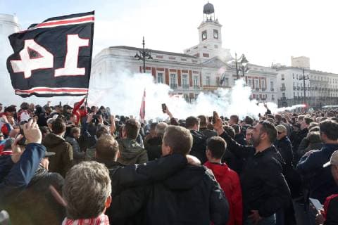Sport Bilder des Tages Ajax fans gather at Puerta del Sol square in central Madrid, Spain, 05 March 2019, prior to the UEFA Champions League round of 16 second leg soccer match between Real Madrid and Ajax Amsterdam. Real Madrid vs Ajax Amsterdam !ACHTUNG: NUR REDAKTIONELLE NUTZUNG!  Copyright: xKikoxHuescax GRAF9133 20190305-636874150762866007