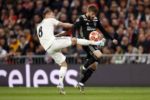 (l-r) Toni Kroos of Real Madrid, Lasse Schone of Ajax during the UEFA Champions League round of 16 match between Real Madrid and Ajax Amsterdam at the Santiago Bernabeu stadium on March 05, 2019 in Madrid, Spain UEFA Champions League 2018 2019 xVIxVIxImagesx xMauricexvanxSteenxIVx 13823086