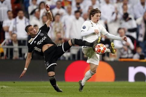 (l-r) Hakim Ziyech of Ajax, Luka Modric of Real Madrid during the UEFA Champions League round of 16 match between Real Madrid and Ajax Amsterdam at the Santiago Bernabeu stadium on March 05, 2019 in Madrid, Spain UEFA Champions League 2018 2019 xVIxVIxImagesx xMauricexvanxSteenxIVx 13823158