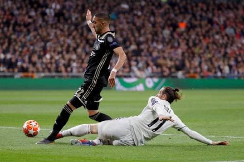 Real Madrid s Gareth Bale (L) vies for the ball with Ajax s Hakim Ziyech during a UEFA Champions League round of 16 second leg match between Real Madrid and Ajax at the Santiago Bernabeu stadium in Madrid, Spain, 05 March 2019. Real Madrid vs Ajax !ACHTUNG: NUR REDAKTIONELLE NUTZUNG!  Copyright: xJuanJoxMartinx GRAF9313 20190305-636874196786073783