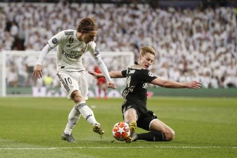 (l-r) Luka Modric of Real Madrid, Frenkie de Jong of Ajax during the UEFA Champions League round of 16 match between Real Madrid and Ajax Amsterdam at the Santiago Bernabeu stadium on March 05, 2019 in Madrid, Spain UEFA Champions League 2018 2019 xVIxVIxImagesx xMauricexvanxSteenxIVx 13823247
