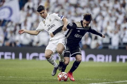 MADRID, 05-03-2019, Stadium Bernabeu, season 2018 2019 , Champions League 1 8th round second leg. Real Madrid player Marco Asensio (L) and Ajax goalkeeper Nicolas Tagliafico (R) during the game Real Madrid - Ajax . Real Madrid - Ajax  x2901523x