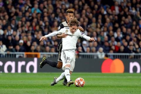 Real Madrid s Luka Modric (front) vies for the ball with Ajax s David Neres during a UEFA Champions League round of 16 second leg match between Real Madrid and Ajax at the Santiago Bernabeu stadium in Madrid, Spain, 05 March 2019. Real Madrid vs Ajax !ACHTUNG: NUR REDAKTIONELLE NUTZUNG!  Copyright: xJuanJoxMartinx GRAF9376 20190305-636874216726725183