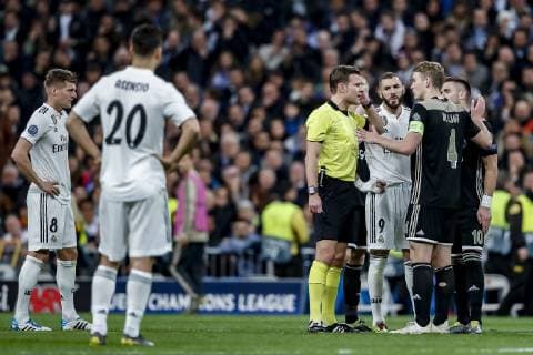 MADRID, 05-03-2019, Stadium Bernabeu, season 2018 2019 , Champions League 1 8th round second leg. referee Felix Brych (C) is waiting for video assistant referee Bastian Dankert to confirm goal during the game Real Madrid - Ajax . Real Madrid - Ajax  x2901719x