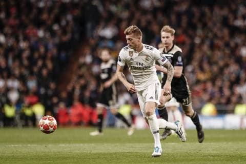 5th March 2019, Santiago Bernabeu, Madrid, Spain; UEFA Champions League football, round of 16, second leg, Real Madrid versus Ajax; Toni Kroos (Real Madrid)breaks out through midfield  ActionPlus12111180 LeonardoxPrieto