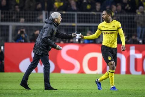 05 03 2019 xkvx Football UEFA Champions League Borussia Dortmund Tottenham Hotspur emspor v l Coach Lucien Favre BVB Borussia Dortmund gives Abdou Diallo BVB Borussia Dortmund a tactical sheet of paper DFL DFB REGULATIONS PROHIBIT ANY USE OF PHOTOGRAPHS as IMAGE SEQUENCES and or QUASI VIDEO Dortmund