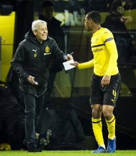 Dortmund 05 03 2019 Coach Lucien Favre BvB gives Abdou Diallo BvB tactical instructions on a sheet of paper with Borussia Dortmund Tottenham Hotspur