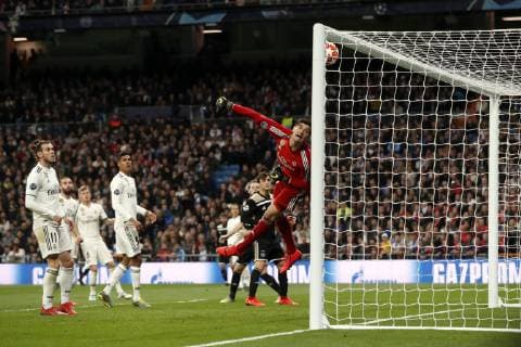 (l-r) Gareth Bale of Real Madrid, Raphael Varane of Real Madrid, Lasse Schone of Ajax, Daley Blind of Ajax, Nico Tagliafico of Ajax, Real Madrid goalkeeper Thibaut Courtois during the UEFA Champions League round of 16 match between Real Madrid and Ajax Amsterdam at the Santiago Bernabeu stadium on March 05, 2019 in Madrid, Spain UEFA Champions League 2018 2019 xVIxVIxImagesx xMauricexvanxSteenxIVx 13823624