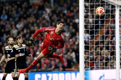 Real Madrid s Thibaut Courtois tries to stop a goay by Ajax during the UEFA Champions League round of 16 second leg match between Real Madrid and Ajax at the Santiago Bernabeu stadium in Madrid, Spain, 05 March 2019. Real Madrid vs Ajax !ACHTUNG: NUR REDAKTIONELLE NUTZUNG!  Copyright: xRodrigoxJimenezx GRAF9406 20190305-636874232784632538