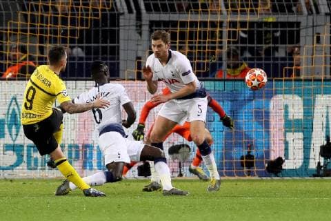 (190306) -- DORTMUND, March 6, 2019 (Xinhua) -- Paco Alcacer (1st, L) of Dortmund shoots during the UEFA Champions League round of 16 second leg soccer match between Borussia Dortmund and Tottenham Hotspur FC in Dortmund, Germany, March 5, 2019. (Xinhua Joachim Bywaletz) (SP)GERMANY-DORTMUND-SOCCER-UEFA-CHAMPIONS LEAGUE-DORTUMUND VS HOTSPUR 
