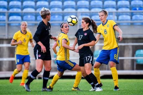 190306 Kosovare Asllani of Sweden and Jessie Fleming of Canada during the Algarve Cup 2019 match between Canada and Sweden on March 6 2019 in Almancil Photo Ludvig Thunman BILDBYRAN kod LT 35616,  Copyright: LUDVIGxTHUNMAN BB190306LT028