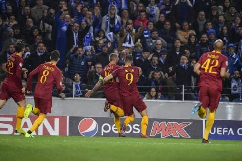 Photo Fabio Rossi AS Roma LaPresse 06 03 2019 Oporto (POR) Soccer Porto - Roma Champions League 2018 2019 2018 2019 - Estadio Do Dragao In the pic: Daniele De Rossi celebrates his goal with teammates  Copyright: xLaPresse ASxRoma FabioxRossix