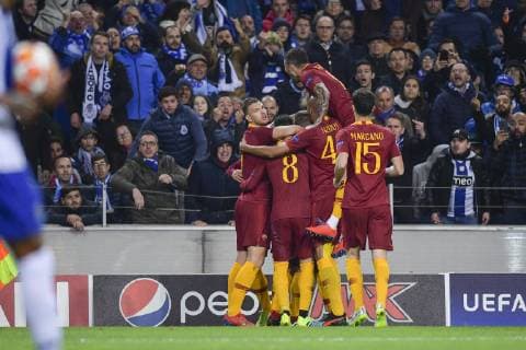 Photo Fabio Rossi AS Roma LaPresse 06 03 2019 Oporto (POR) Soccer Porto - Roma Champions League 2018 2019 2018 2019 - Estadio Do Dragao In the pic: Daniele De Rossi celebrates his goal with teammates  Copyright: xLaPresse ASxRoma FabioxRossix