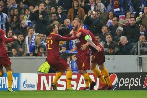 Daniele De Rossi of AS Roma celebrates with Nicolo Zaniolo and Edin Dzeko after scoring goal of 1-1 on penalty Oporto 6-3-2019 Stadio Dragao Football Champions League 2018 2019 round of 16 2nd Porto - AS Roma Foto Gino Mancini Insidefoto ginoxmancini