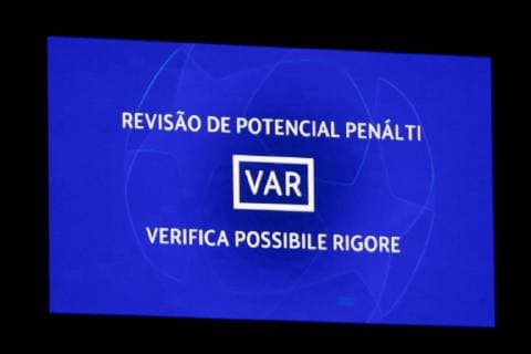 Porto x Roma PORTO, PT - 06.03.2019: PORTO X ROMA - Analysis of the VAR during the match between Porto and Rome held at Estádio do Dragão in Porto, PT. The match is the second valid for the Round of 16 of the Champions League 2018 19. (Photo: Marco Galvão Fotoarena) x1693835x  MarcoxGalvão