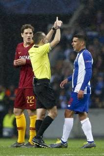 Porto x Roma PORTO, PT - 06.03.2019: PORTO X ROMA - Judge calls the VAR during the game between Porto and Rome held at Estádio do Dragão in Porto, PT. The match is the second valid for the Round of 16 of the Champions League 2018 19. (Photo: Marco Galvão Fotoarena) x1693836x  MarcoxGalvão