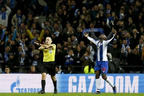 Porto x Roma PORTO, PT - 06.03.2019: PORTO X ROMA - Cüneyt Çakir whistles the final match between Porto and Roma held at Estádio do Dragão in Porto, PT. The match is the second valid for the Round of 16 of the Champions League 2018 19. (Photo: Marco Galvão Fotoarena) x1693843x  MarcoxGalvão
