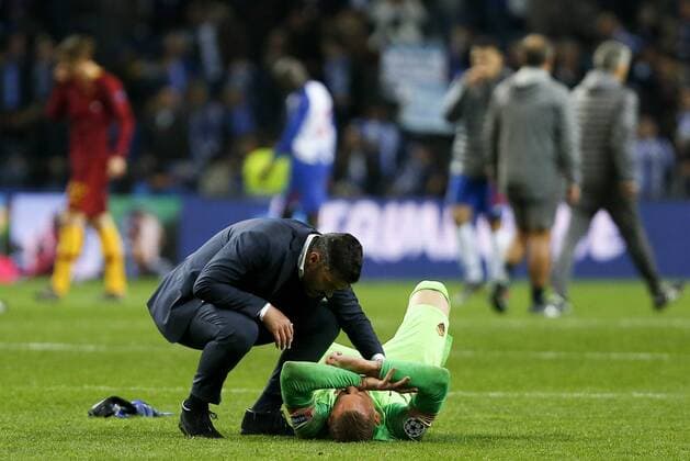 Porto x Roma PORTO, PT - 06.03.2019: PORTO X ROMA - Sergio Conceicao consoles Olsen during the match between Porto and Roma held at Estádio do Dragão in Porto, PT. The match is the second valid for the Round of 16 of the Champions League 2018 19. (Photo: Marco Galvão Fotoarena) x1693845x  MarcoxGalvão