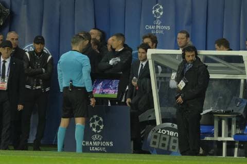 March 6, 2019 - Paris, France - Match referee DAMIR SKOMINA (SVN) uses video assistance and gives Manchester United ManU a penalty in the 90th minute of the match..Manchester United won 3-1 Soccer 2019 - Paris SG 1-3 Manchester United - ZUMAp119 20190306_zaf_p119_025 Copyright: xPierrexSteveninx