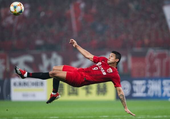 Brazilian football player Elkeson de Oliveira Cardoso, or simply Elkeson, of China s Shanghai SIPG F.C. dribbles against Japan s Kawasaki Frontale F.C. in the group H match during the 2019 AFC Champions League in Shanghai, China, 6 March 2019. Hulk struck an 89th minute penalty as Shanghai SIPG opened their 2019 AFC Champions League Group H campaign with a 1-0 home win over Kawasaki Frontale here on Wednesday. The visiting side Kawasaki, the J-League champions, quickly took the upper hand and an early effort from Yu Kobayashi was saved before Hidemasa Morita sent a shot wide. And the Chinese Super League champions Shanghai were dealt a blow after just six minutes when He Guan was carried off injured to be replaced by Fu Huan. The visitors continued to inflict pressure on the hosts and Morita again tested Yan Junling from long range in the 12th minute. Another shot was fired at the Shanghai goal in the 19th minute, but Akihiro Ienaga s 20-yard strike drifted just wide. Yan came to Shanghai s rescue in the 29th minute when he tipped over a Tatsuya Hasegawa shot that looked destined for the top corner. Hulk seized upon a Kawasaki error in the 33rd minute, but his low shot from distance was comfortably saved by Jung Sung-ryong. The second half got off to an unfortunate start for the visitors as Kazuaki Mawatari hobbled off with an ankle injury, with Kyohei Noborizato replacing him. Shanghai soon came close when a corner was headed on by Elkeson. Hulk stretched for the ball at the far post, but the Brazilian could only strike the woodwork from inches out. The away side threatened again in the 60th minute when Ienaga s deep cross found Hasegawa who headed just wide. Shanghai then had a golden chance to open the scoring, but Cai Huikang could not direct his header on target after the ball had evaded Jung Sung-ryong. Kawasaki regained control until, against the run of play, Hulk broke clear from inside his own half. His trickery created space for a shot on goal, but Jung S Late penalty earns Shanghai SIPG 1-0 win over Kawasaki Frontale scr173353