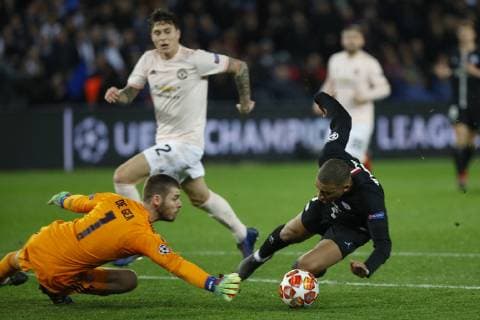 March 7, 2019 - Paris, France - Kylian Mbappe and De Gea during the UEFA Champions League Round of 16 Second Leg match between Paris Saint-Germain and Manchester United ManU at Parc des Princes on March 06, 2019 in Paris,( Nurphoto) Paris Saint-Germain v Manchester United - UEFA Champions League  - ZUMAn230 20190307_zaa_n230_004 Copyright: xMehdixTaamallahx