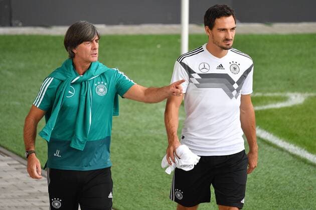 national coach Joachim Jogi LOEW L¦W GER gestures show fingertip re Matts HUMMELS soccer training of the German national soccer team on 04 09 2018 in Munich FC Bayern Campus