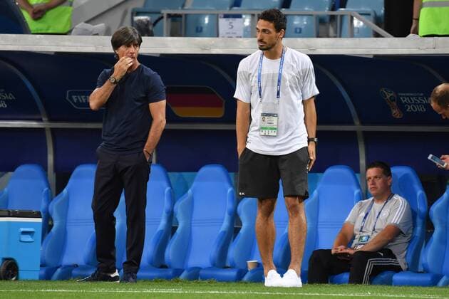 National coach Joachim Jogi LOEW L¦W GER with the injured Matts HUMMELS GER before the start of the game Germany GER Sweden SWE 2 1 preliminary round Group F Game 27 on 23 06 2018 in SOTSCHI Fisht Olymipic Stadium Football World Cup 2018 in Russia from 14 06 15 07 2018 Â