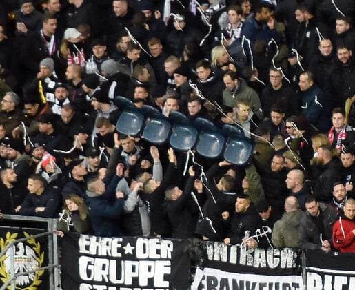 Sport Themen der Woche KW10 Sport Bilder des Tages 07.03.2019, xhbx, Fussball Europa League 1 8 Finale, Eintracht Frankfurt - Inter Mailand emspor, v.l. Eintracht Fans werfen Sitzbank aus dem Block (DFL DFB REGULATIONS PROHIBIT ANY USE OF PHOTOGRAPHS as IMAGE SEQUENCES and or QUASI-VIDEO) Frankfurt am Main *** 07 03 2019 xhbx Football Europa League 1 8 Final Eintracht Frankfurt Inter Milan emspor v l Eintracht fans throw bench from block DFL DFB REGULATIONS PROHIBIT ANY USE OF PHOTOGRAPHS as IMAGE SEQUENCES and or QUASI VIDEO Frankfurt am Main