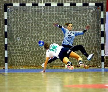 Diana Sabljak Kirchhof overcomes goalkeeper Ela Szott Zwickau Handball Women 2 League 2018 19 BSV Sachsen Zwickau SG 09 Kirchhof at 9 3 2019 BSV Sachsen Zwickau SG 09 Kirchhof