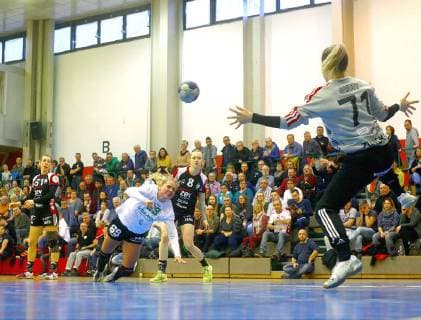 Dionne Visser Kirchhof overcomes goalkeeper Ela Szott Zwickau Handball women 2 League 2018 19 BSV Sachsen Zwickau SG 09 Kirchhof am 9 3 2019 BSV Sachsen Zwickau SG 09 Kirchhof